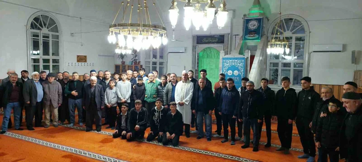 Afyonkarahisar Şuhut'ta her hafta Yeni Cami'de gençler sabah namazında buluşuyor