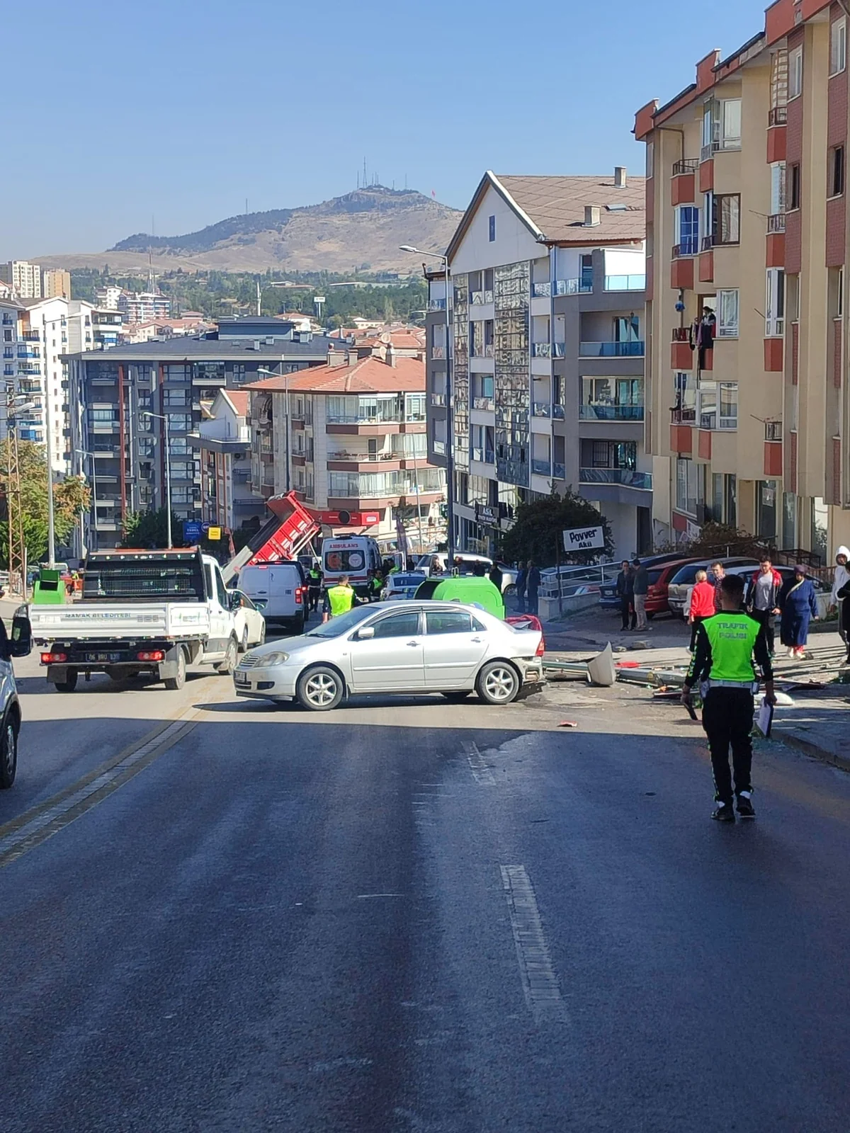 Ankara Mamak'ta iddiaya göre freni boşalan kamyonet 3 araca ve 2 direğe çarptı