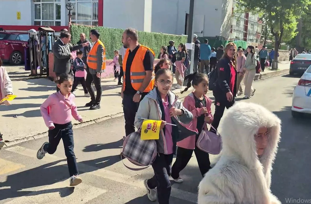 Ardahan'da öğrenci servisi şoför ve rehberlerine reflektörlü yelek dağıtıldı
