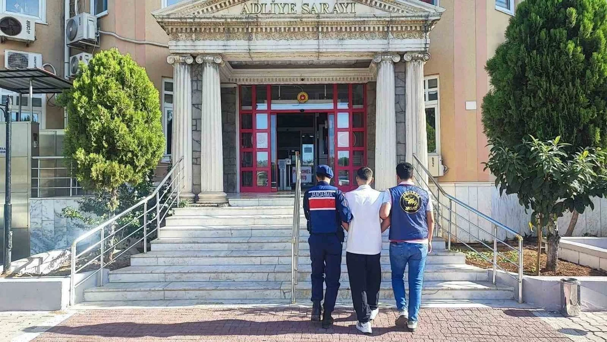 Aydın'da uyuşturucudan aranan 2 hükümlü, 10'ar yıl hapisle cezaevine teslim edildi