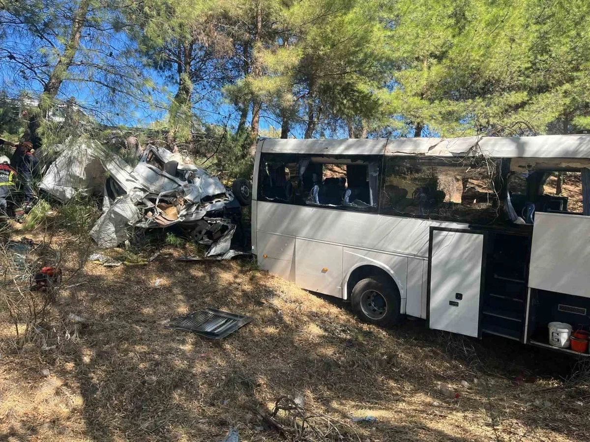 Aydın Germencik'te turist otobüsü şarampole uçtu, 1 kişi öldü 7 kişi yaralandı