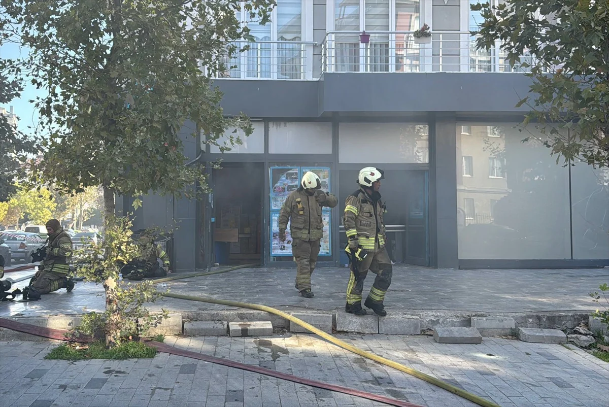 Büyükçekmece Ekinoba'da market deposundaki yangın itfaiye müdahalesiyle söndürüldü