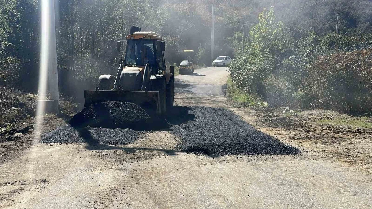 Düzce İl Özel İdaresi, Akçakoca'da Uğurlu-Hasançavuş yolunda asfalt yama yapıyor