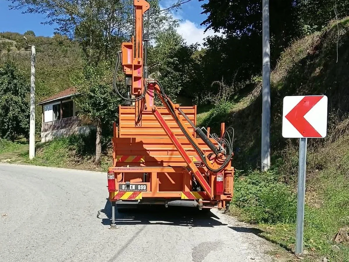 Düzce İl Özel İdaresi, Yeşilova Köyü'nde trafik levhalandırma çalışmalarını tamamladı