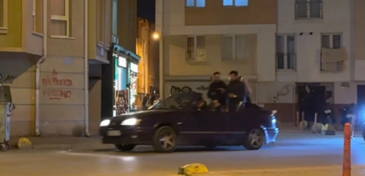 Eskişehir'de üstü açık otomobilde tehlikeli hareket eden şahısları polis uyardı