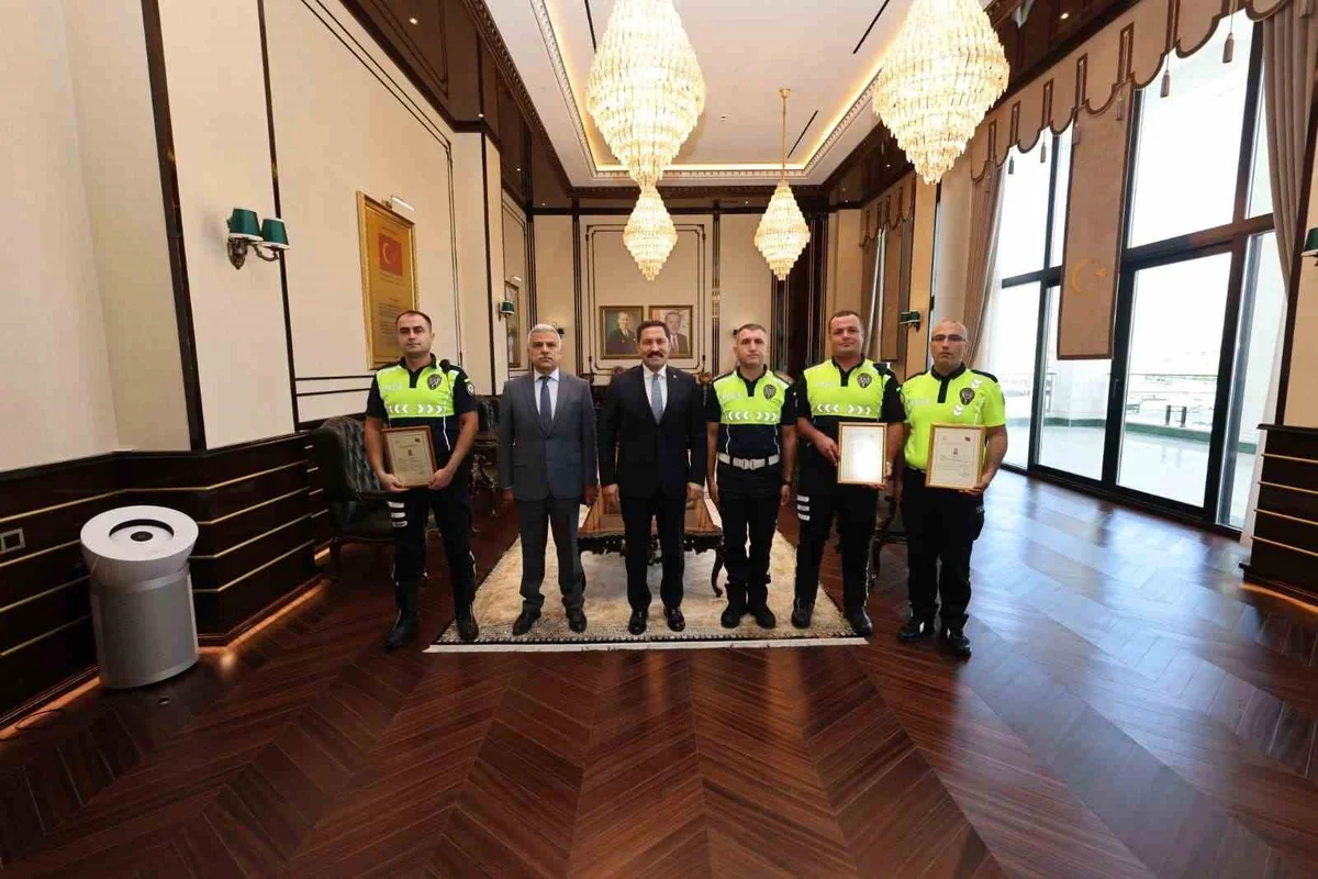 Hatay'da örnek davranış gösteren 3 polis memuruna Vali Masatlı başarı belgesi verdi