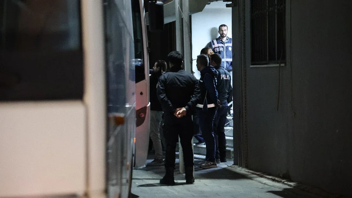 İzmir Bayraklı Belediyesi'ne operasyon: 43 şüpheli adliyede