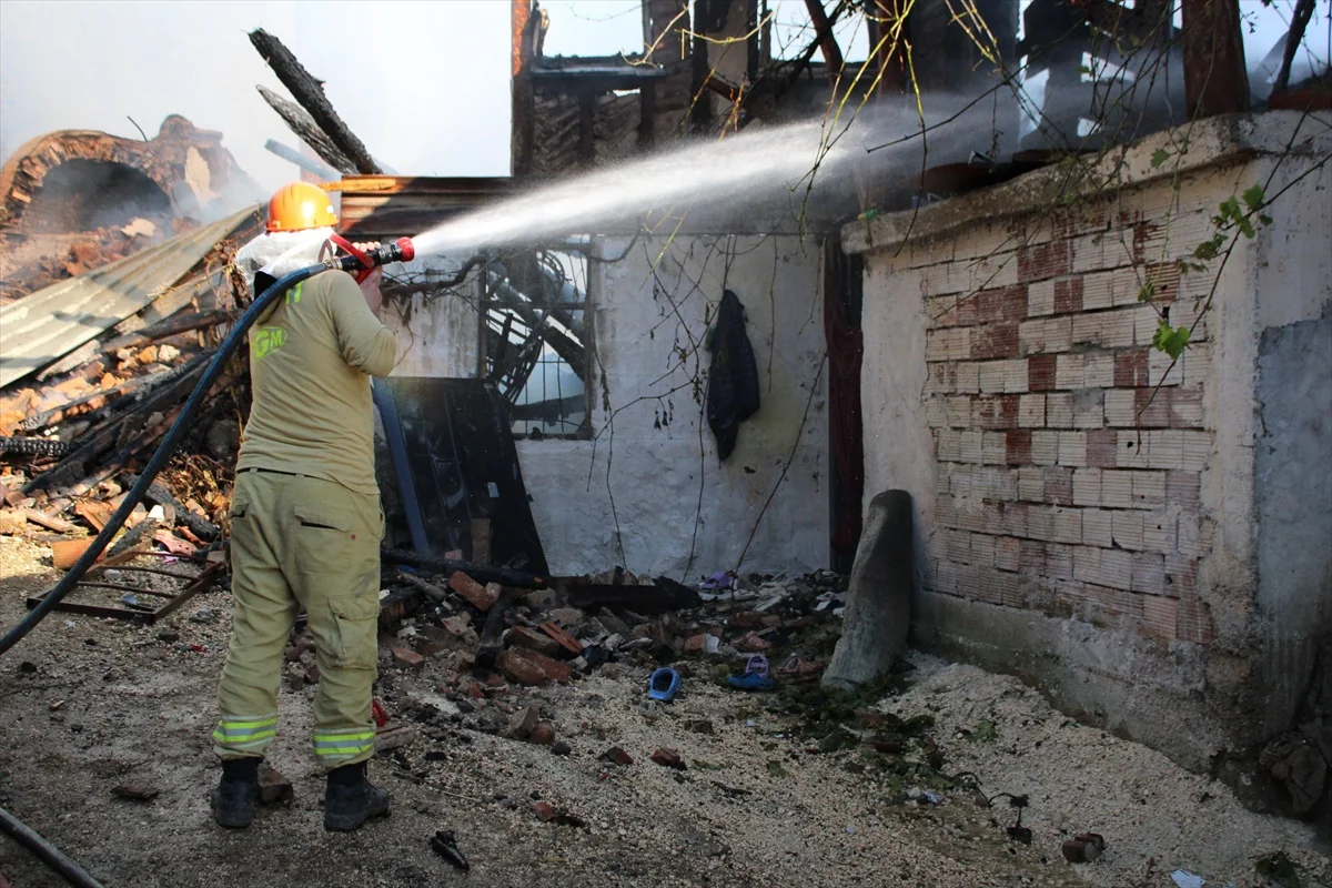Kastamonu Taşköprü'de çıkan yangın ev, samanlık, garaj ve traktörde hasara yol açtı