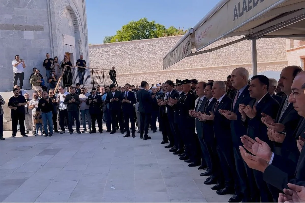 Kurtulmuş, Konya'da 800 yıllık Alaaddin Camisi'ndeki saygı nöbeti değişimini izledi