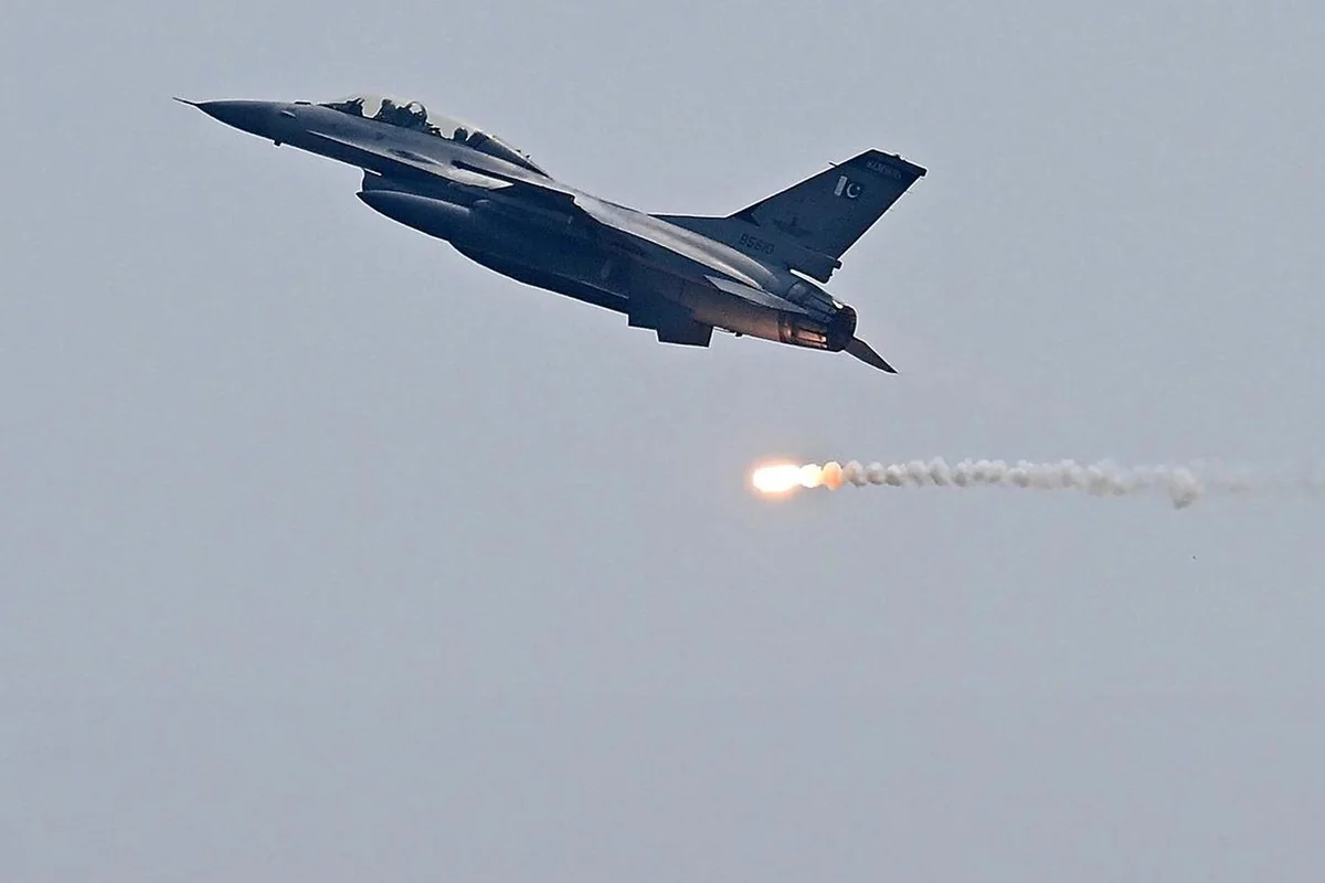 Pakistan savaşa dahil oldu! Jetler havalanıp bomba yağdırdı