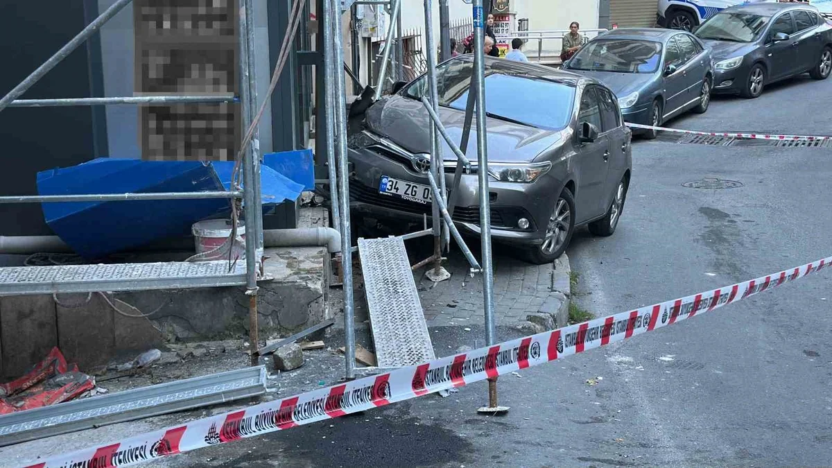 Şişli'de hızını alamayan araç marketten çıkan vatandaşa çarptı, 1 kişi yaralandı