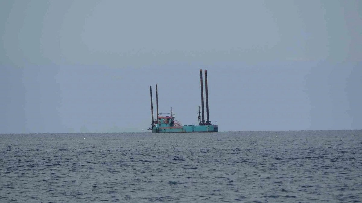 Trabzon'da yapılacak yeni havalimanında 97 milyon tonluk deniz dolgusu başladı
