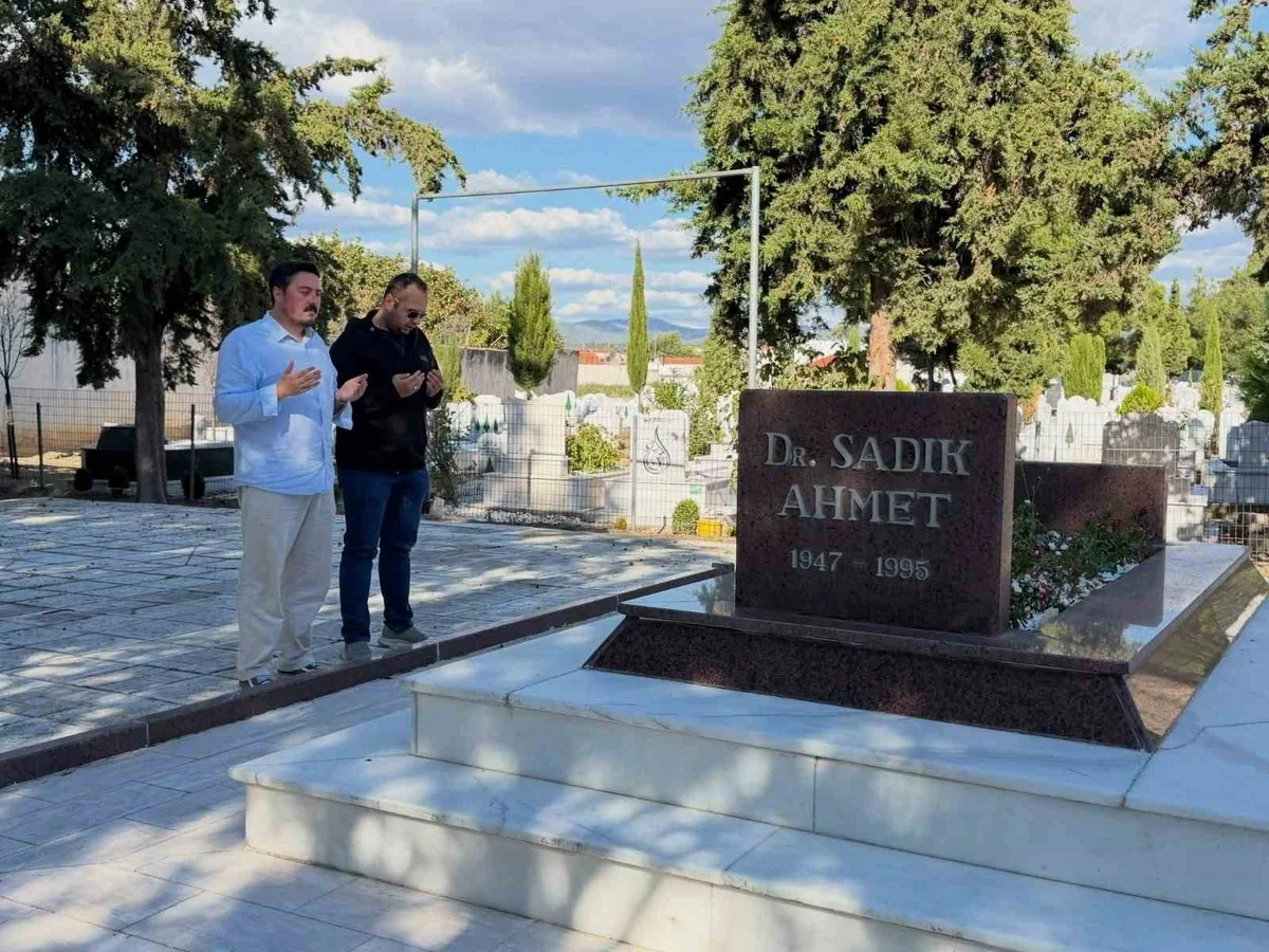 Yeniden Refah Gençlik Kolları Genel Başkanı Efe, Sadık Ahmet'in kabrini ziyaret etti.