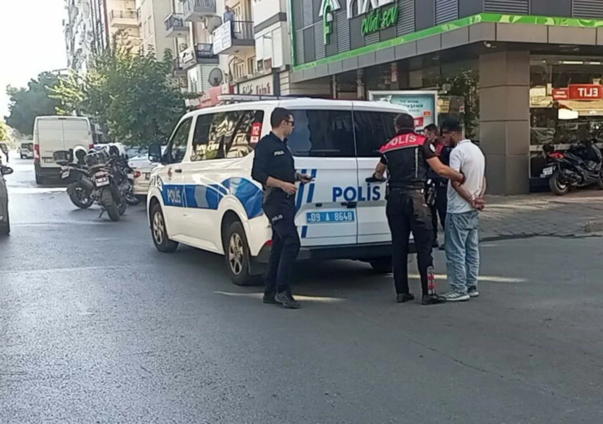 Aydın Nazilli'de polisten kaçan 2 torbacı, poşetteki uyuşturucuyla gözaltına alındı