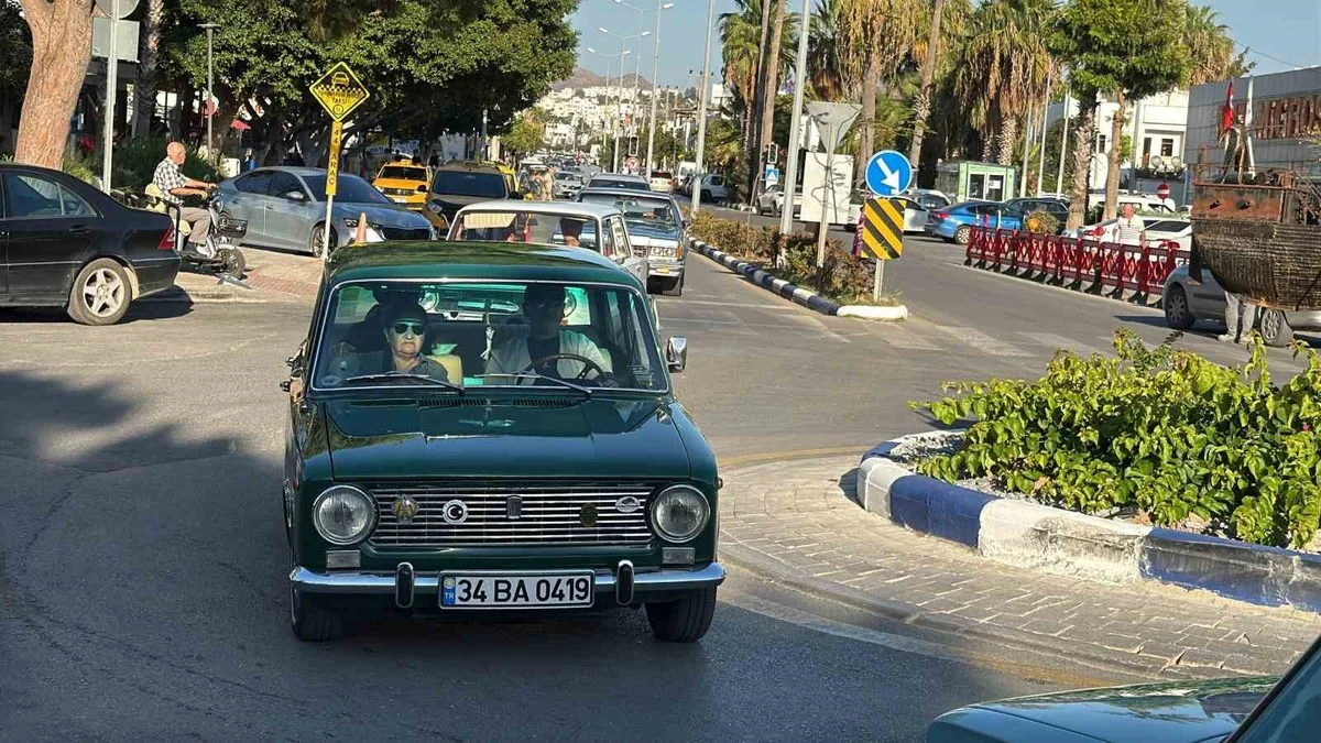 Bodrum'da 42 klasik otomobil Turgutreis Meydanı'nda sergilendi