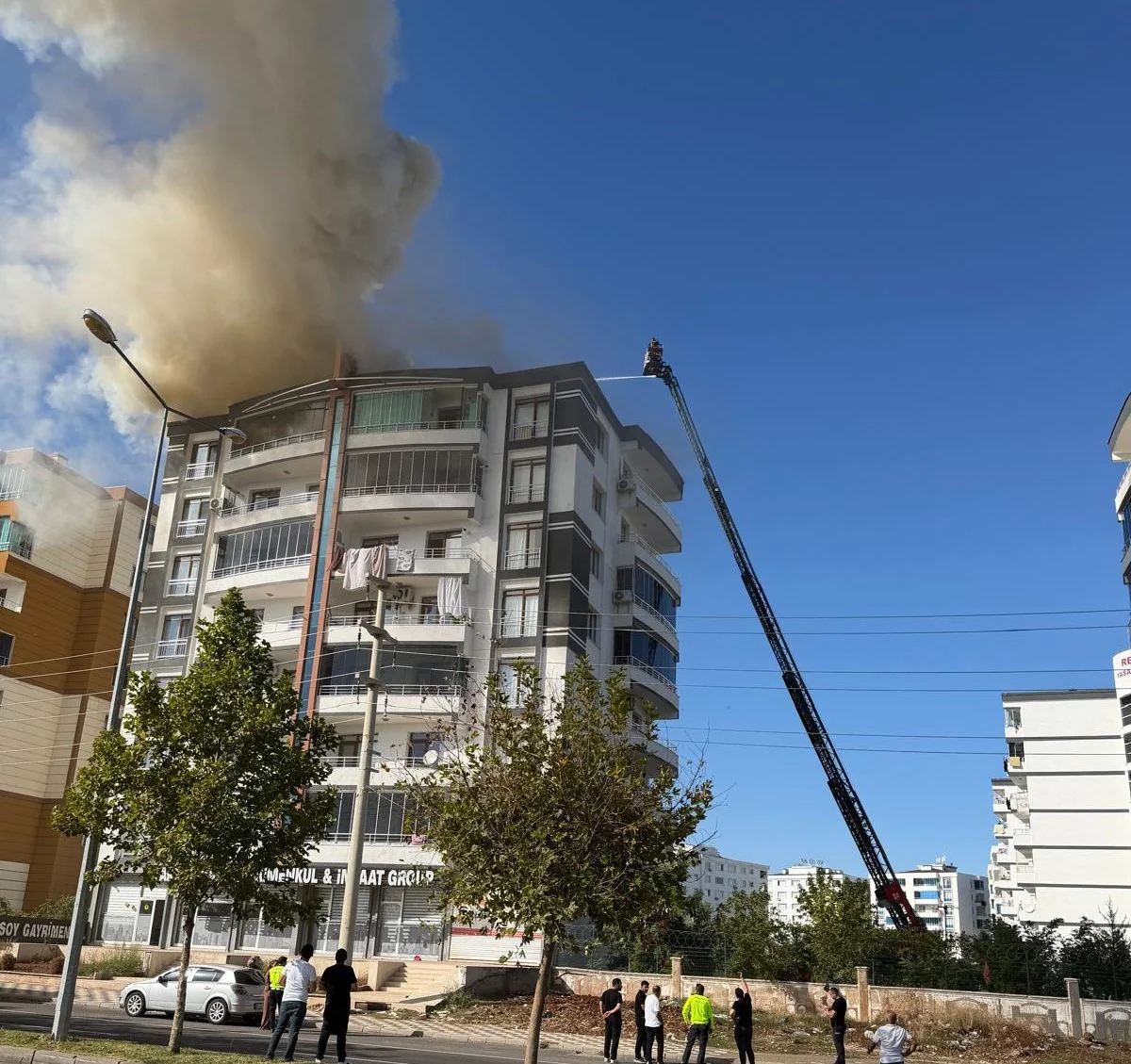 Diyarbakır Bağlar'da çatı yangınında 7 kişi kurtarıldı, 5 kişi dumandan etkilendi