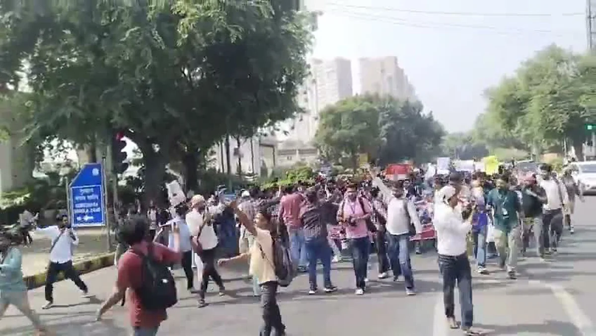 Hamam Böceği Halk Partisi kurucusu dahil binlerce kişi Yeni Delhi'de gözaltına alındı