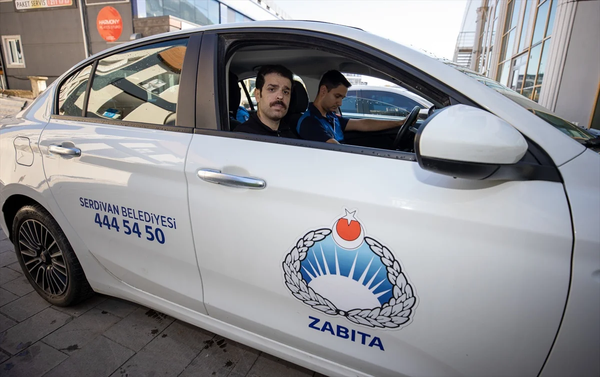 Sakarya Serdivan'da zabıta memuru Mehmet İnaç, KPSS'de 100 tam puanla birinci oldu.