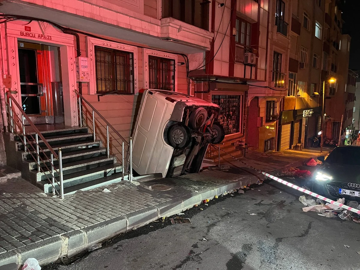 Şişli'de kontrolden çıkan panelvan apartman boşluğuna düştü, sürücü yaralandı