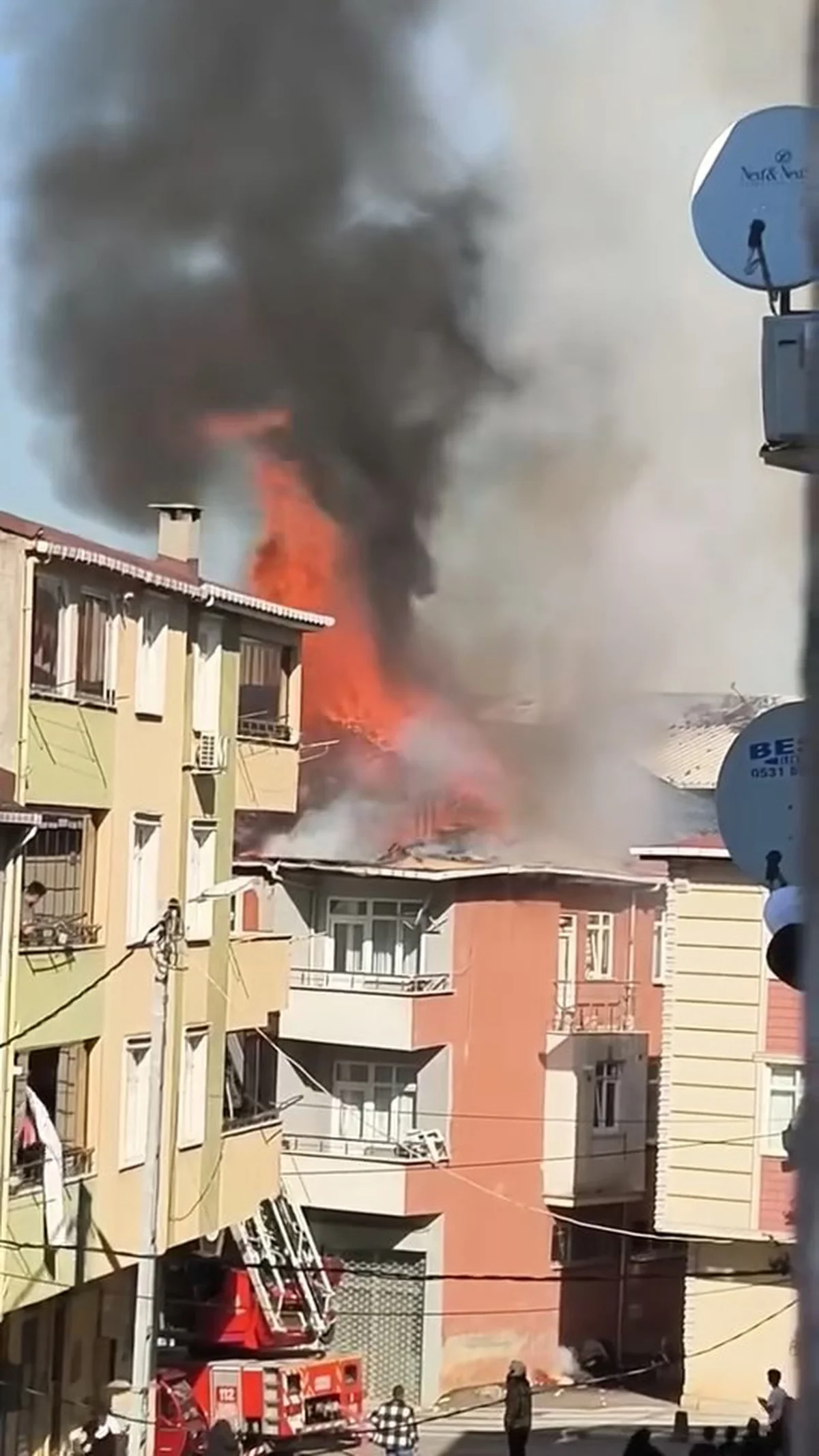 Sultanbeyli'de 3 katlı binanın çatısındaki yangın ölü ve yaralı olmadan söndürüldü