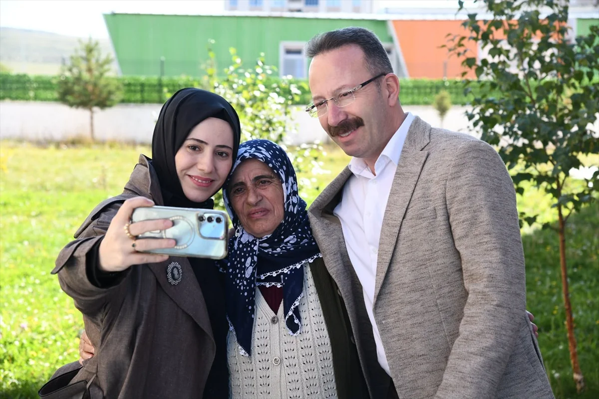 Ardahan Valisi Yamlı ve eşi, huzurevi sakinleriyle sacda gözleme pişirdi