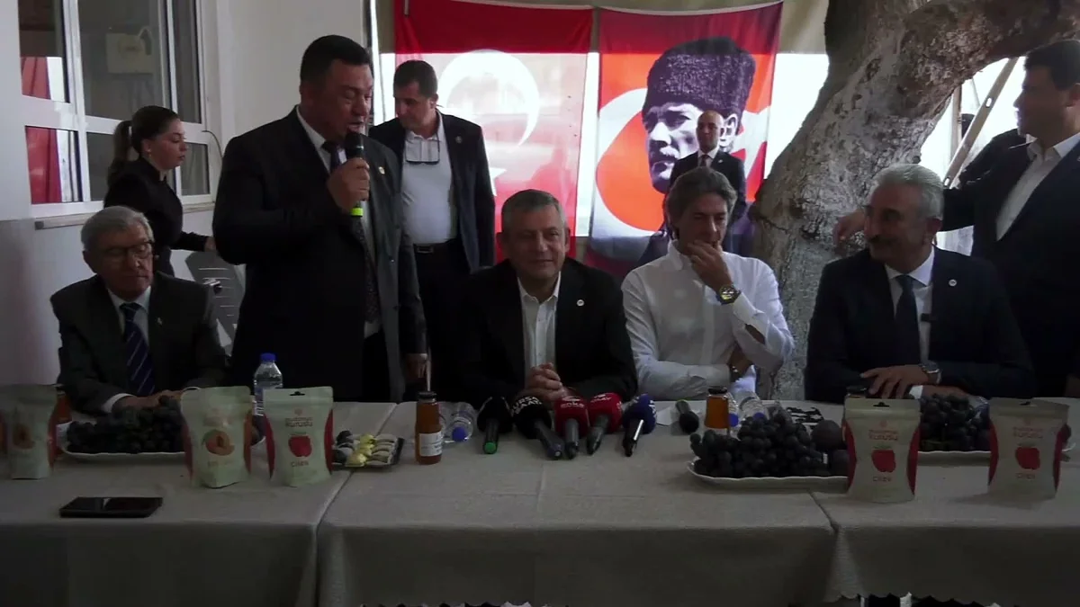 Bursa Çağrışan'da 20 ton üzümü dalında çürüyen üreticiye Özgür Özel destek sözü verdi