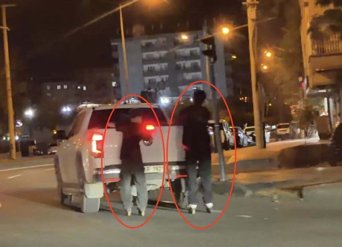 Diyarbakır Kayapınar'da patenli 2 çocuk seyir halindeki kamyonetin arkasına tutundu