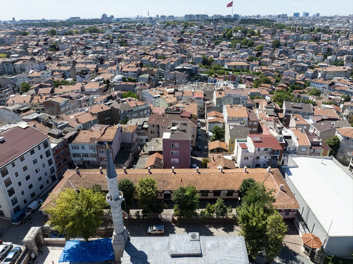 Fatih'teki 16. yüzyıl medresesi, Fethiye İmam Hatip Ortaokulu olarak eğitim veriyor