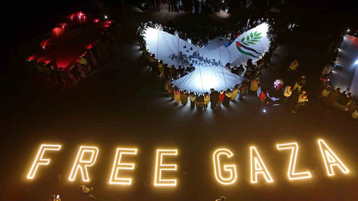 Göreme'de cep telefonu ışıklarıyla Free Gaza yazısı oluşturuldu