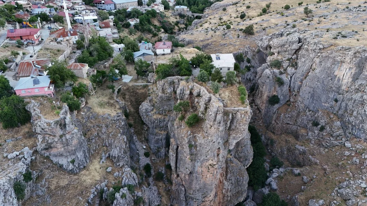 Gören bir daha bakıyor! 168 metre yükseklikteki evin bahçesine köprü ile ulaşılıyor