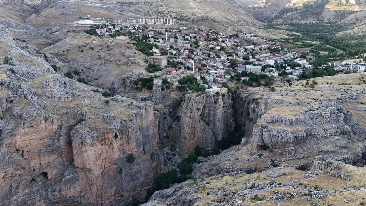 Gören bir daha bakıyor! 168 metre yükseklikteki evin bahçesine köprü ile ulaşılıyor