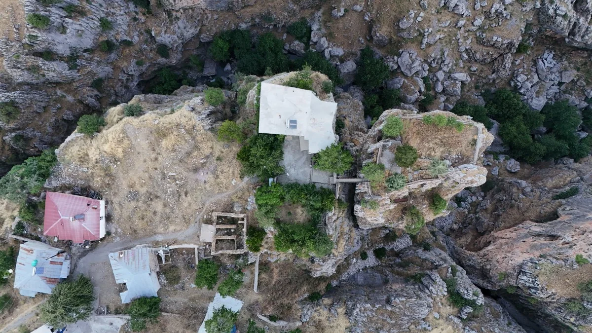 Gören bir daha bakıyor! 168 metre yükseklikteki evin bahçesine köprü ile ulaşılıyor