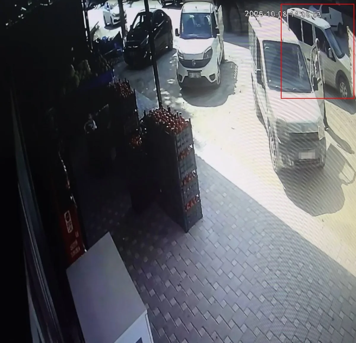 Hatay'da market önünde çalışır bırakılan araç çalındı, hırsız kaza yapınca yakalandı