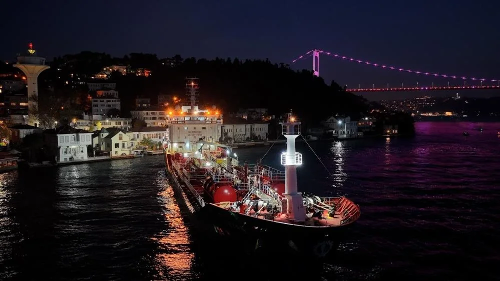 İstanbul Boğazı'nda sıcak saatler! Dev tanker karaya çarpmaktan son anda kurtuldu