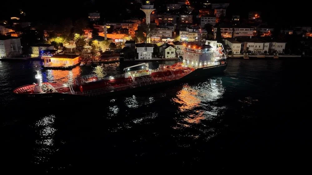 İstanbul Boğazı'nda sıcak saatler! Dev tanker karaya çarpmaktan son anda kurtuldu