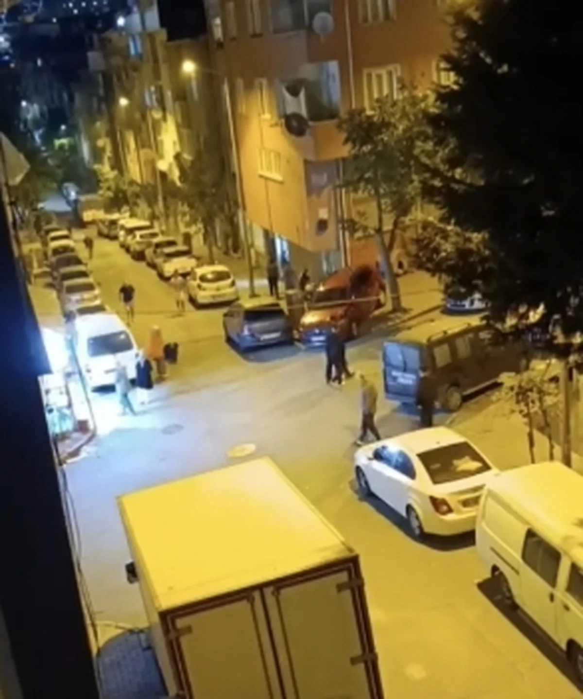 İstanbul Sultangazi'de motosikletli 2 şüpheli, sokakta yürüyen genci silahla yaraladı