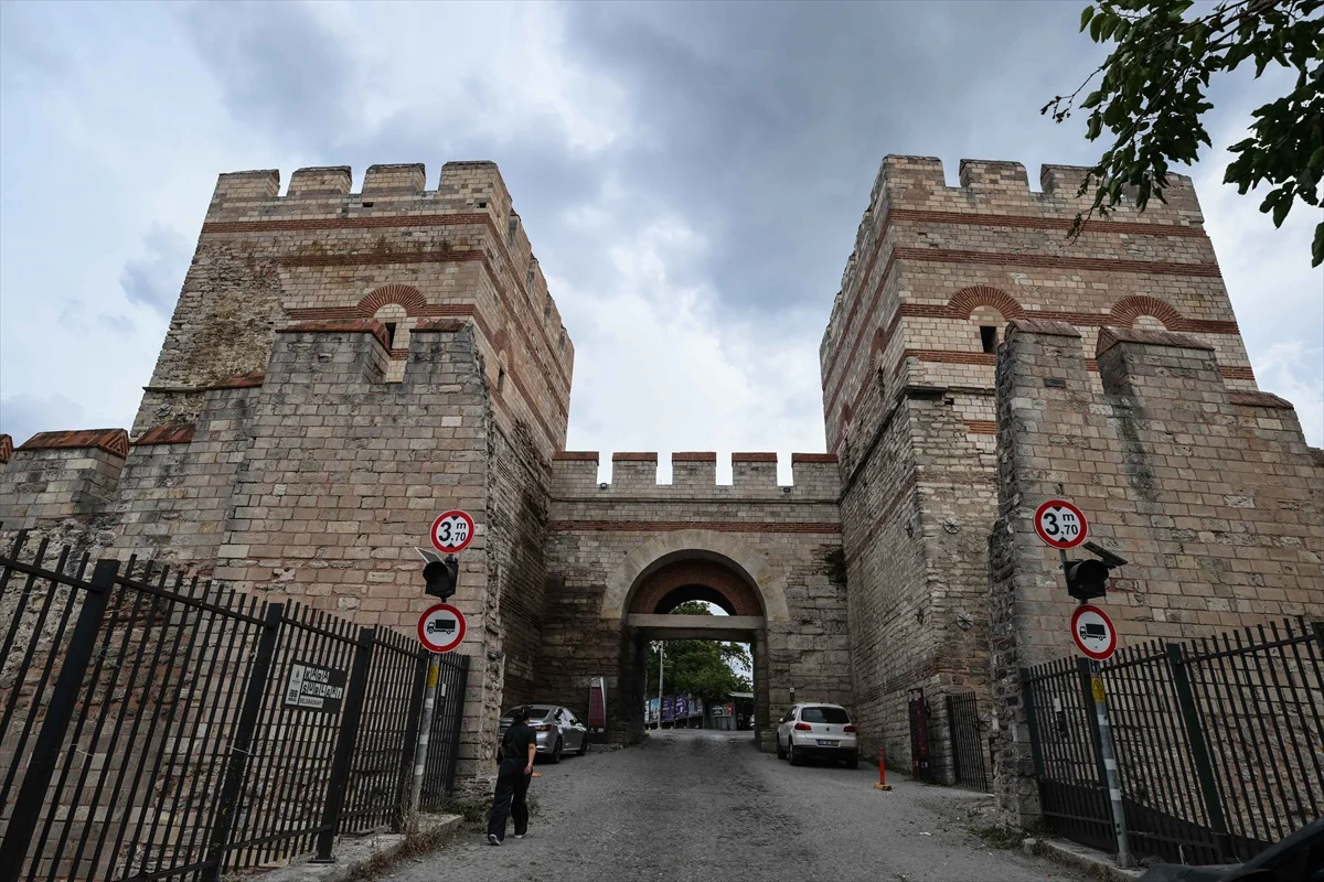 İstanbul'un kara surlarındaki Belgradkapı kitabeleriyle tarihe ışık tutuyor