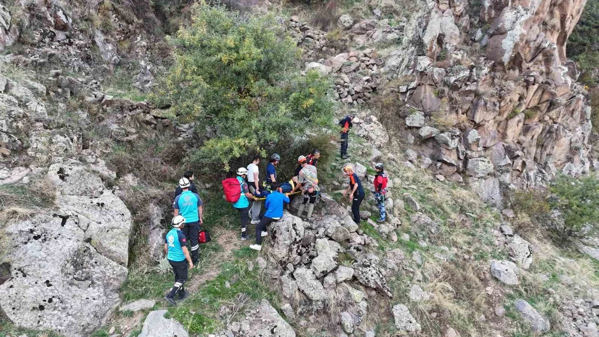 Kayseri Melikgazi'de dere yatağına düşen şahıs 3 saatlik operasyonla kurtarıldı