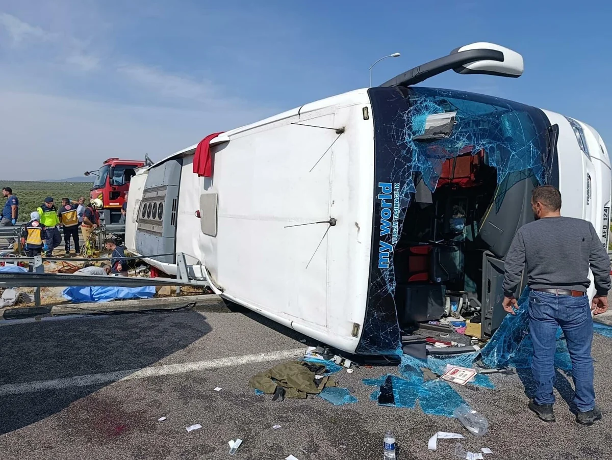 Manisa Akhisar'da tur otobüsü ile TIR çarpıştı, 11 kişi öldü, 27 kişi yaralandı