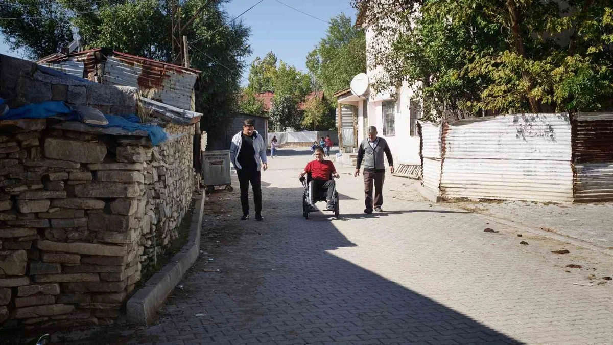 Muş Kırköy'de 20 yaşındaki gence polis desteğiyle akülü sandalye verildi