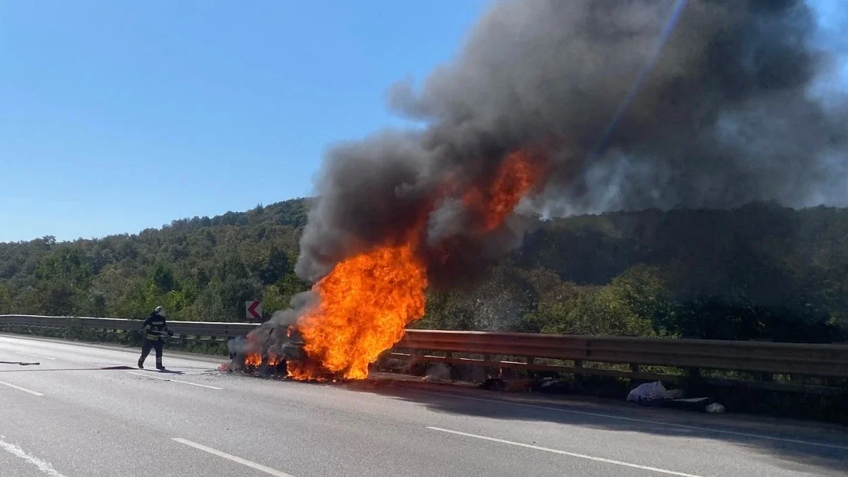 Samsun'da seyir halindeki otomobil alevlere kapılarak kullanılamaz hale geldi