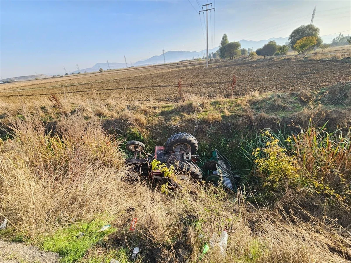 Seydişehir'de traktör Muradiye kavşağında devrildi, 3 yaralı hastaneye kaldırıldı
