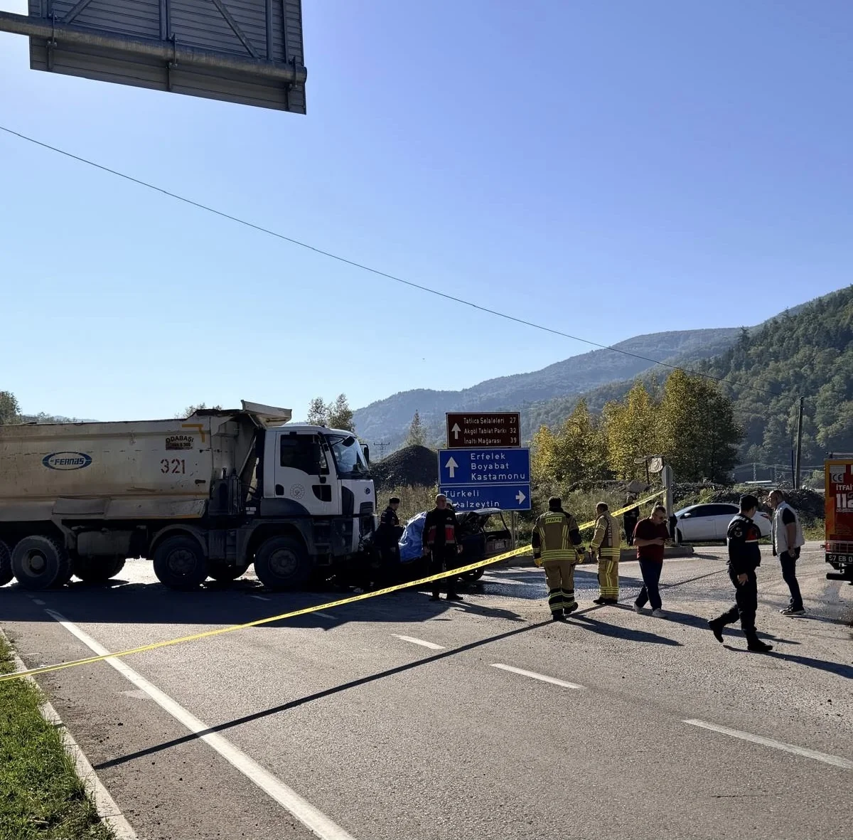 Sinop Ayancık'ta İkisu Köprüsü'nde kamyonla çarpışan otomobilin sürücüsü can verdi
