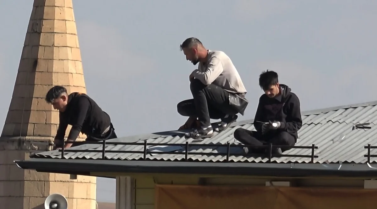 Sivas'ta 5 katlı binanın çatısında oluk tamir eden işçiler güvenlik önlemi almadı