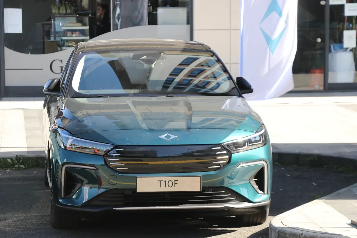Togg'un "Ayder" renkli T10F modeli Rize'de vatandaşlarla buluştu