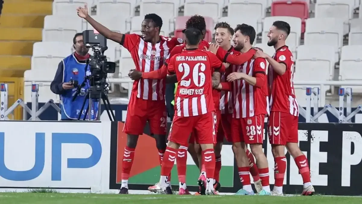 Manaj atıyor, Sivasspor yükselişini sürdürüyor