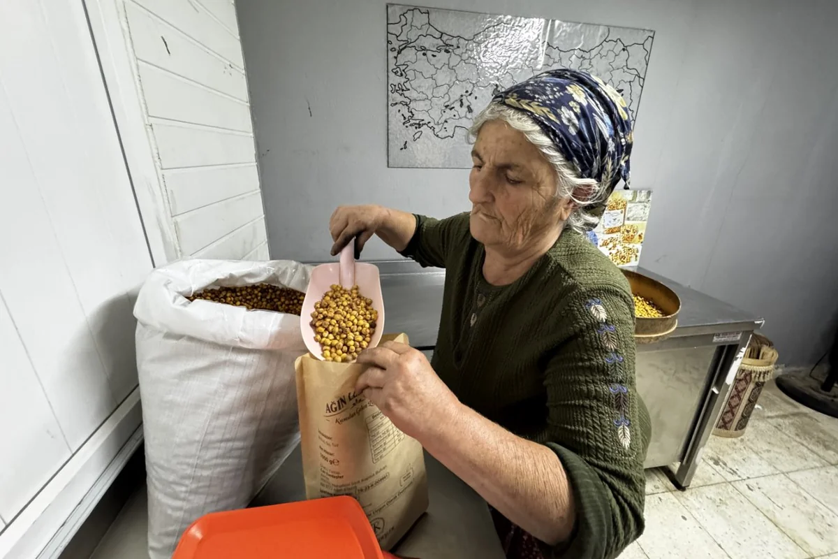 Eşinin hastalığıyla 9 çocuğunun yükünü sırtlandı! Yılda 100 ton üretiyor, 81 ile gönderiyor