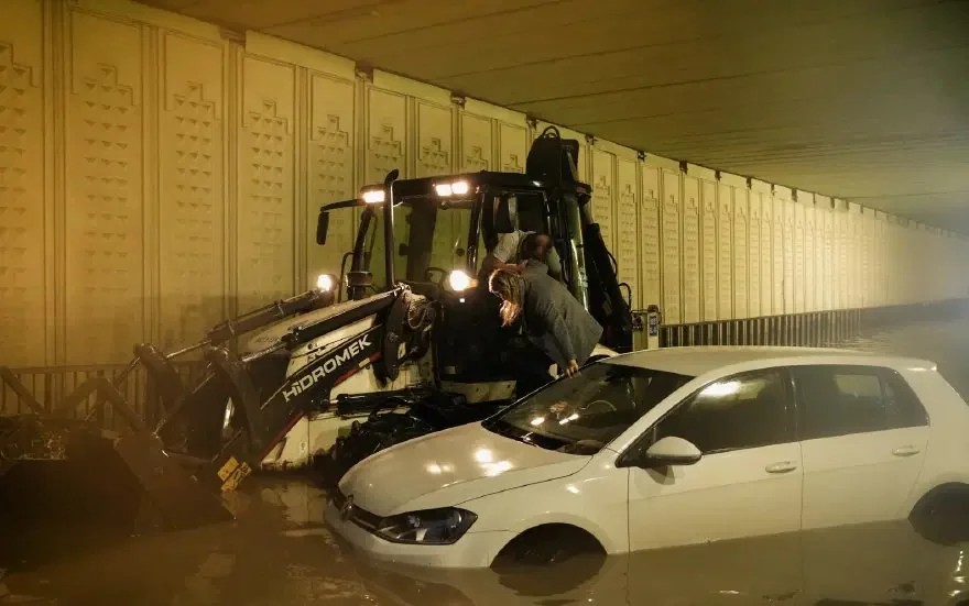 İstanbul Valiliği sağanağın bilançosunu açıkladı: Binlerce ihbar, rekor yağış!