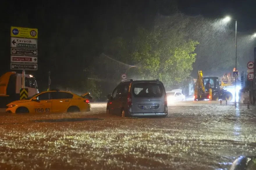 İstanbul Valiliği sağanağın bilançosunu açıkladı: Binlerce ihbar, rekor yağış!