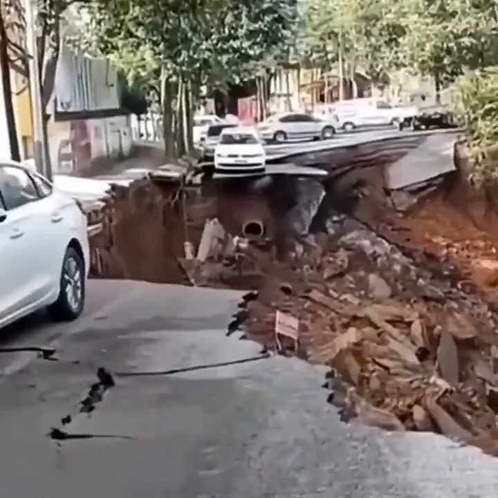 Mahalleli neye uğradığını şaşırdı! Çöken yol 15 aracı böyle yuttu